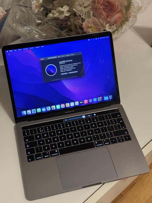 Macbook Pro 13” Touchbar i5 , 8GB RAM , 256GB SSD