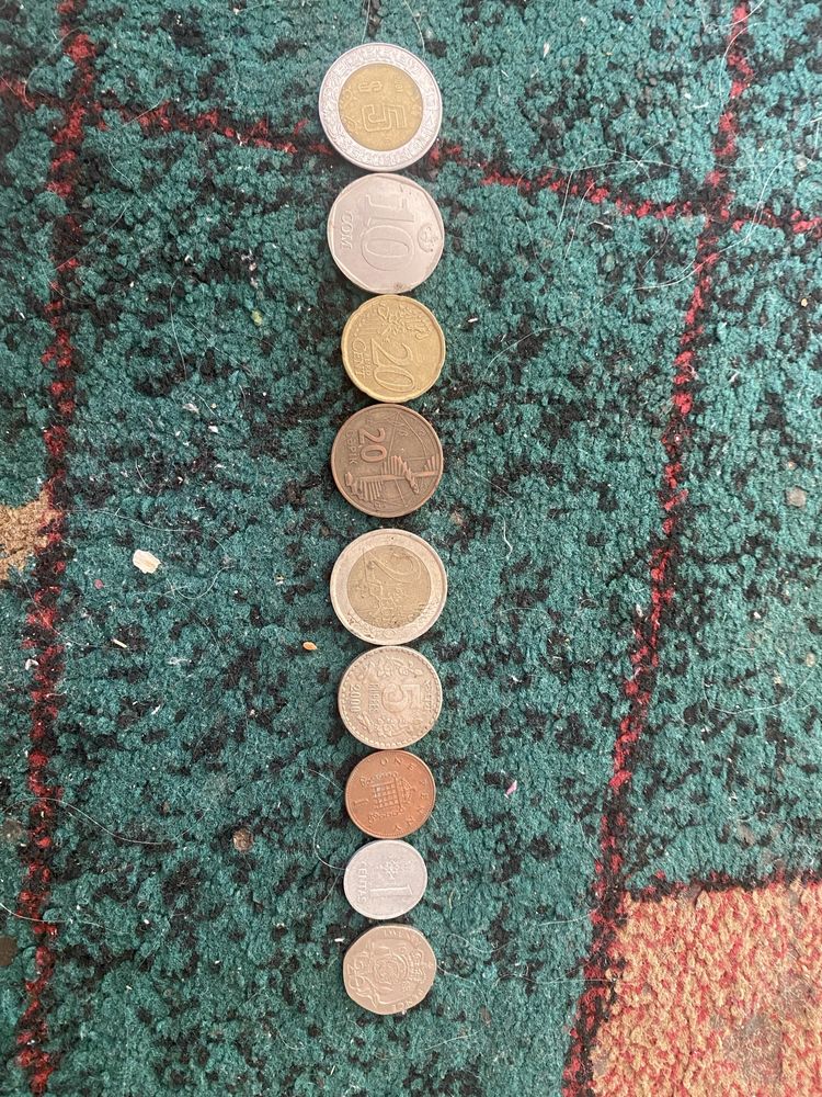 разные монеты и бумажные деньги