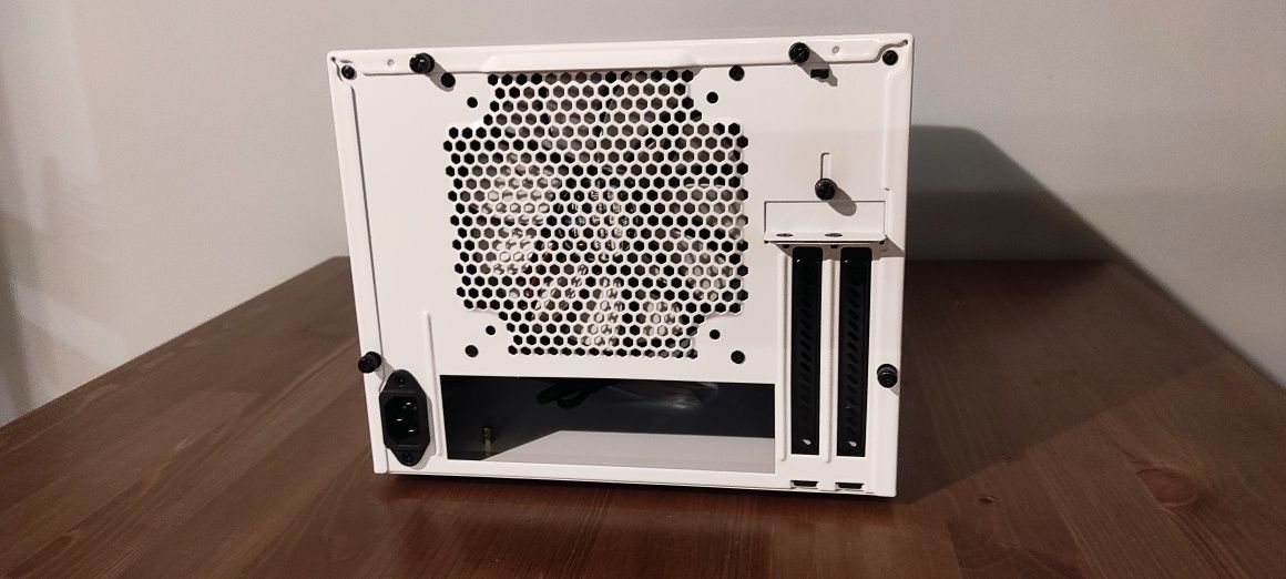 Минималистична PC кутия FRACTAL DESIGN NOD 304 бяла