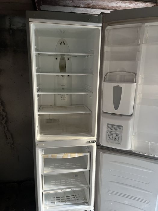 Хладилник с фризер и диспенсър LG No Frost