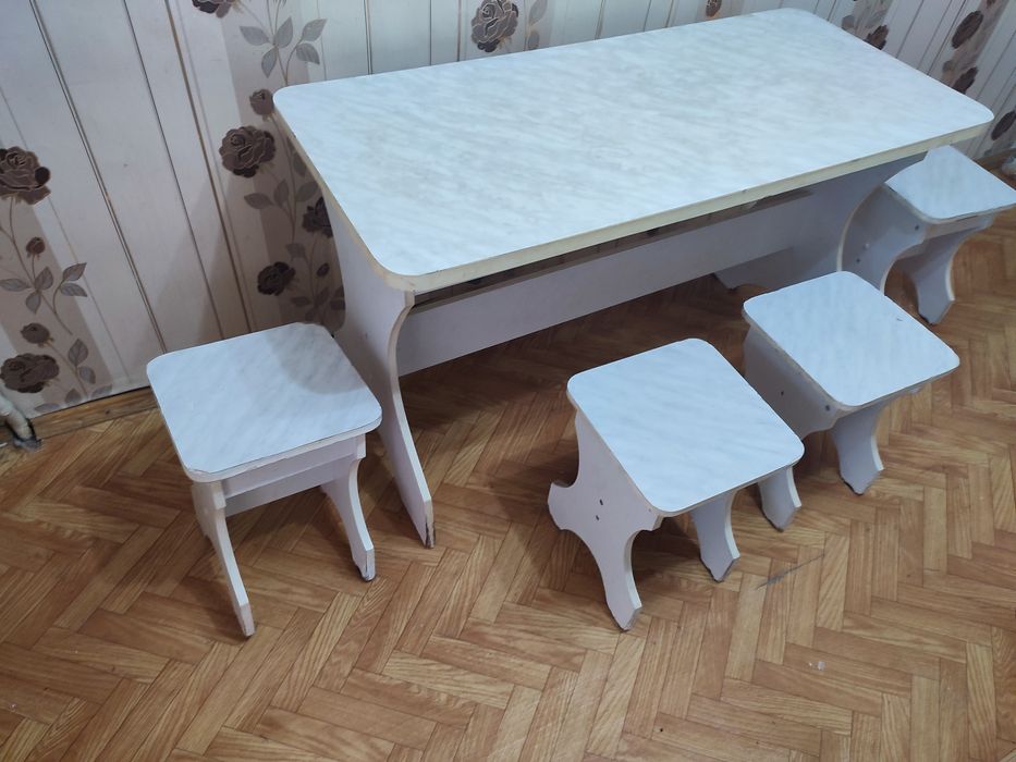 Кухонные, письменные столы, табуретки,приставки  к газплите