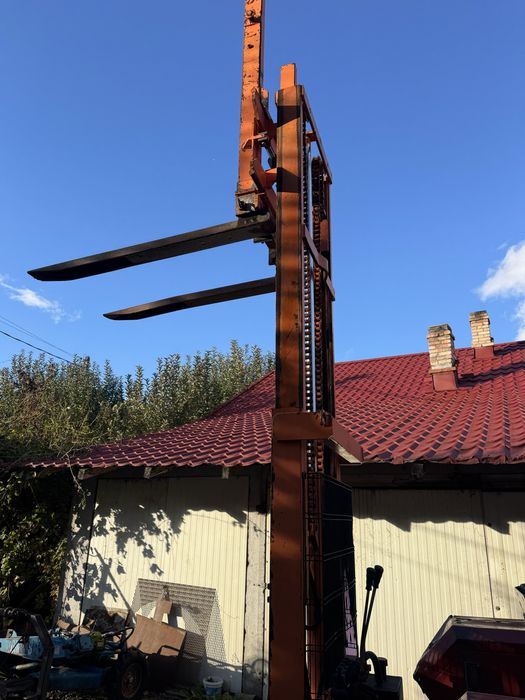 Stivuitor in tirantii tractorului cu pompa si bazin ulei