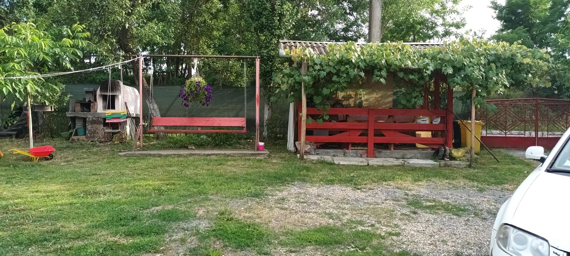 Vand casă cu anexa gospodaresti