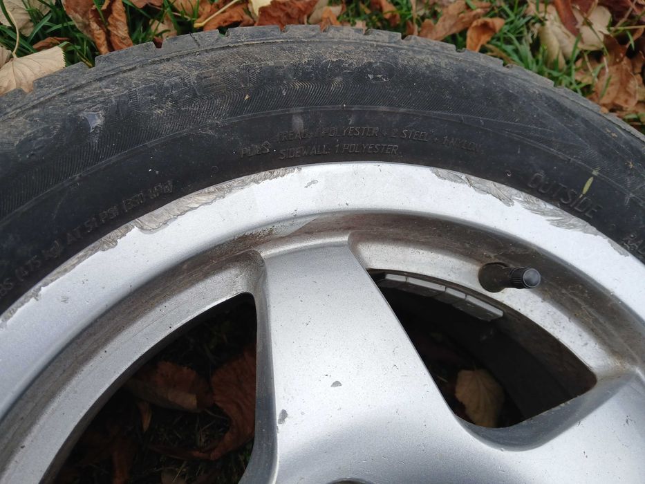 Продавам комплект алуминиеви джанти с летни гуми