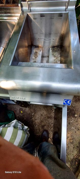 Vând friptoză pe gaz inox