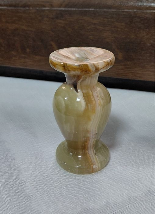 Подсвечники из натуральных камней.