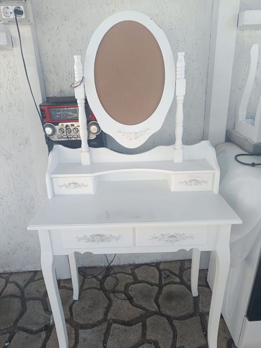 Măsuță de machiaj cu scaun inclus in stare foarte buna