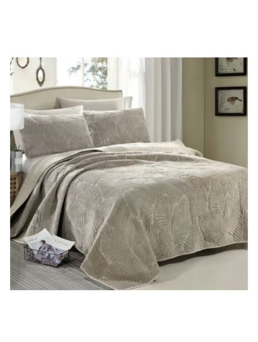 Продаются покрывало на кровать! На двухспальную кровать с наволочками!