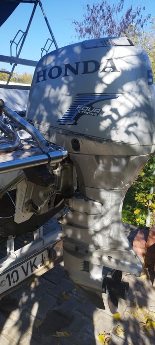 Vând barcă cu motor