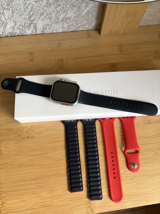 Apple Watch 7- 45 mm+ много подаръци
