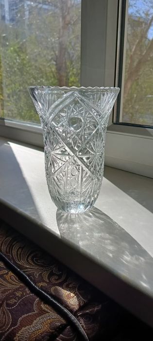 Хрустальные вазы, салатники,кружки...