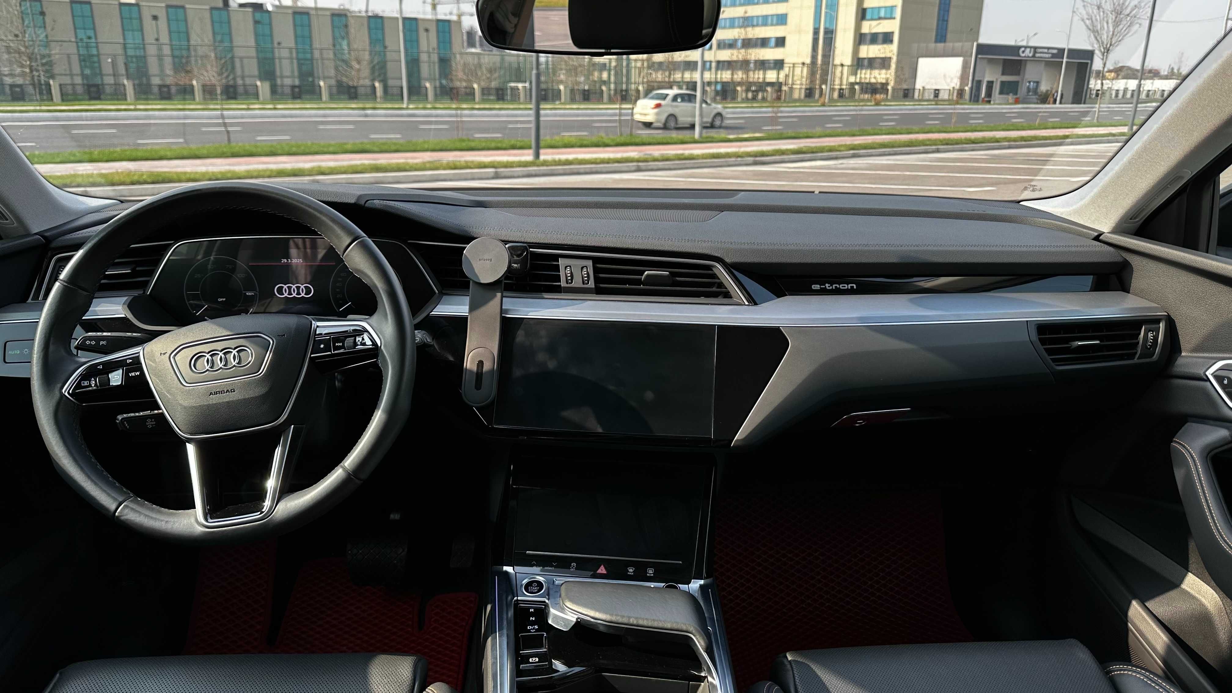 СРОЧНО продается AUDI e-tron 50 Quattro S-line (2023)