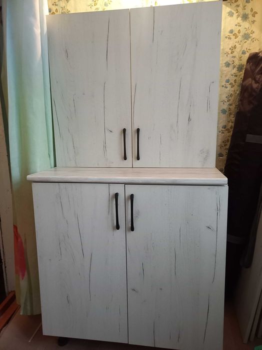 Новый кухонный стол и навесной шкаф.