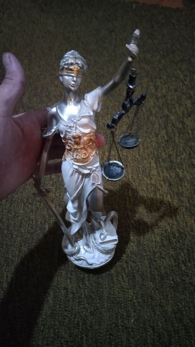 Статуэтка Фемида