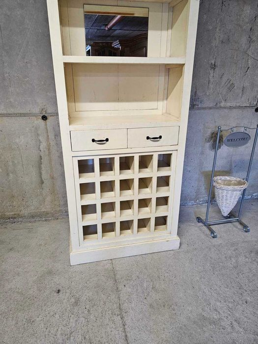 Ретро шкаф за вино