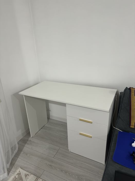 Продам писменный белый стол для компьютера