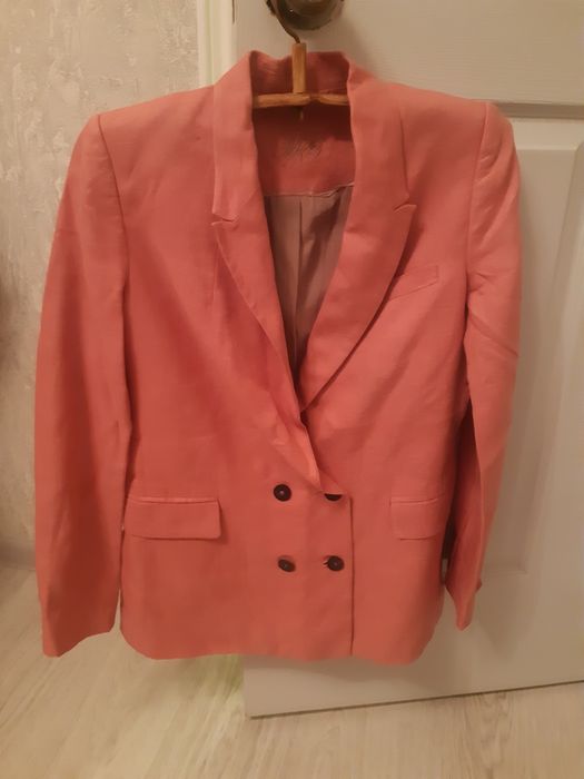 Продаются брендовые пиджаки и платья