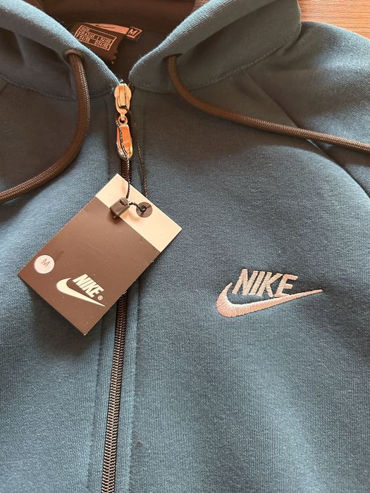 Мъжки,ватиран екип Nike с бродирано лого и ципове на джобовете