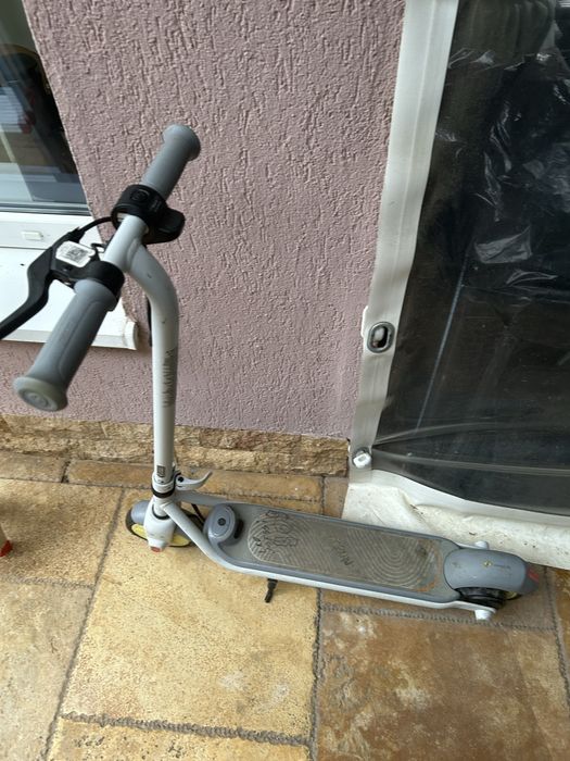 Vand trotineta electrica varsta max 12 ani