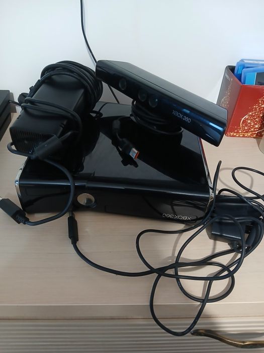 Vând X-BOX 360,  fără controler