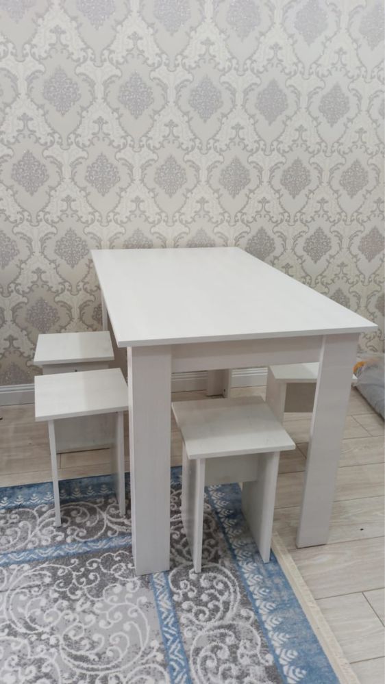 Продам стол и 4 стулья.