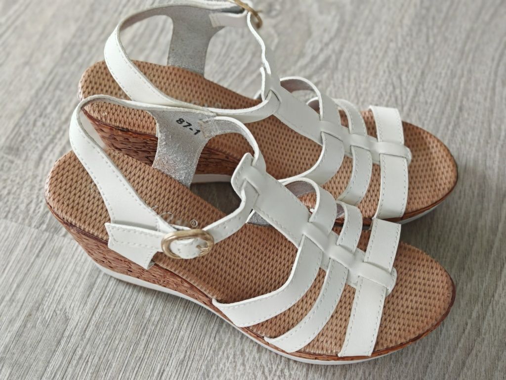 Sandalele cu platforma