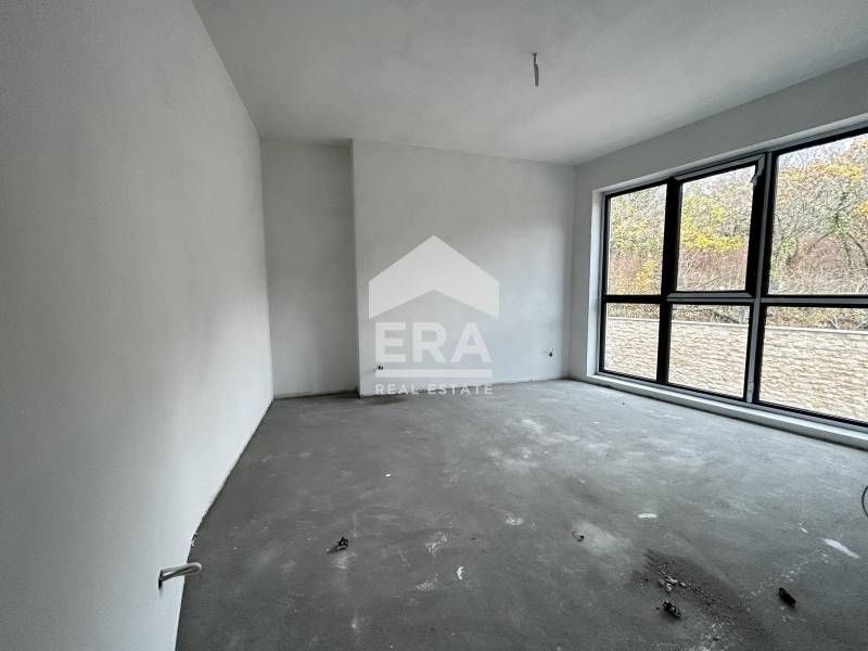 Четиристаен  апартамент за продажба, с големи стаи, в новопостроен ком