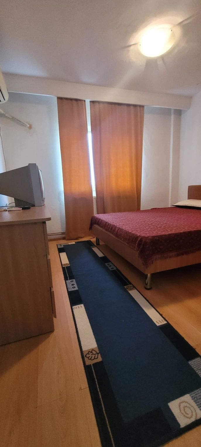 Apartament 3 camere Onesti, zona de jos, 2 bai .