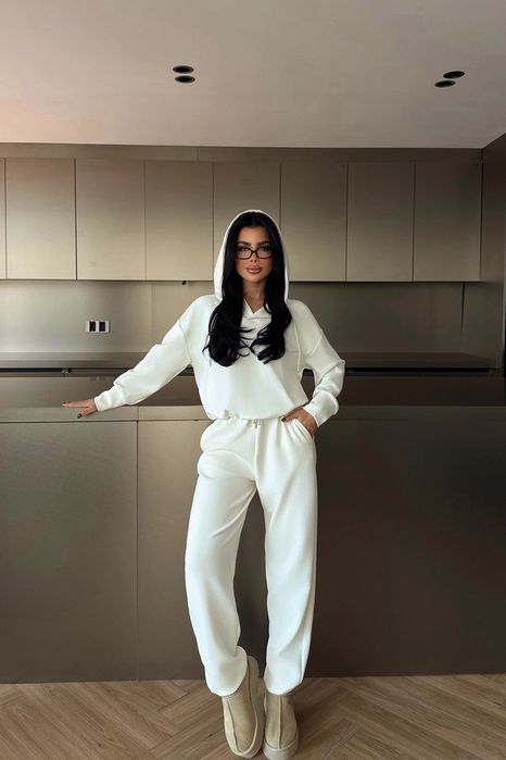 Дамски екип от две части с качулка