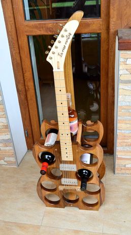 Поставка за вино с форма на китара.