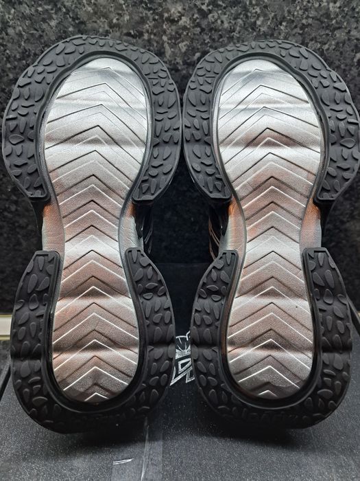 Продавам тези чисто нови мъжки маратонки закупени от Германия оригинал