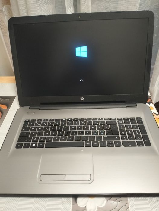 Laptop Hp cu procesor AMD A8, video Radeon R5, display 17.3