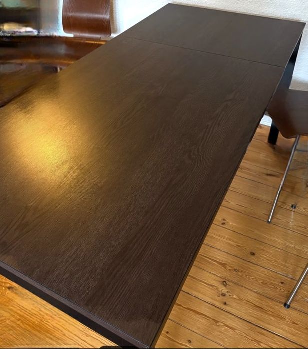 Masa extensibila potrivita pentru 6-8 persoane cu picioare metalice