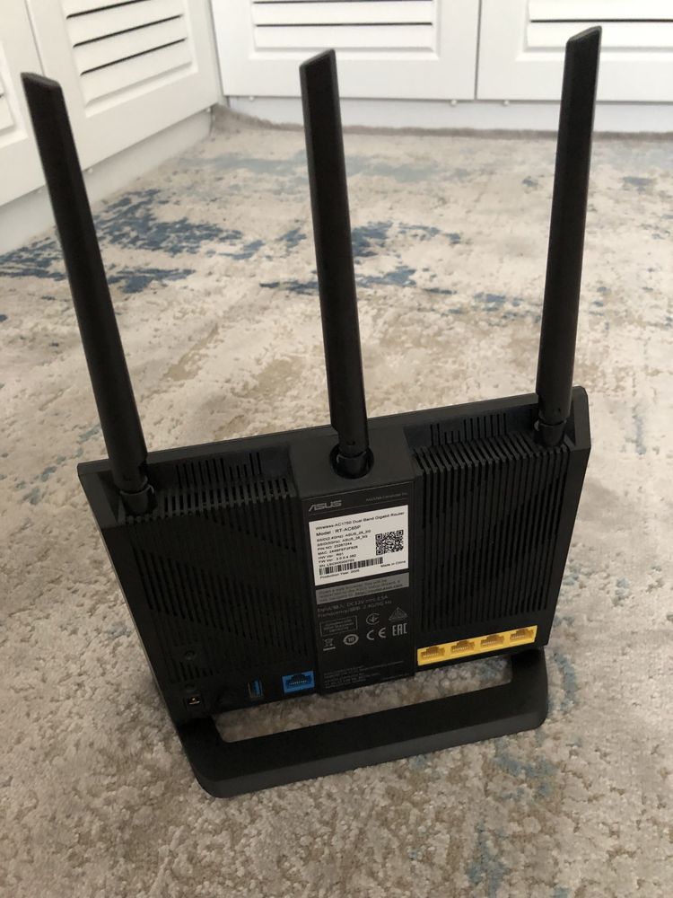 Vând router Asus RT-AC65P