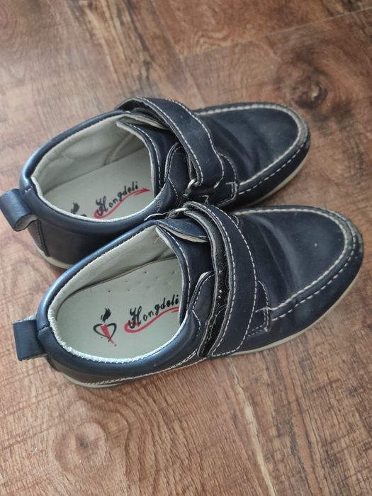 Отдам бесплатно детский горшок,  детскую обувь