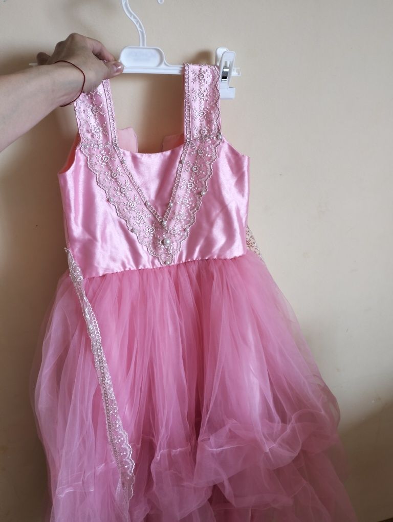 Продам платье 4-5 лет