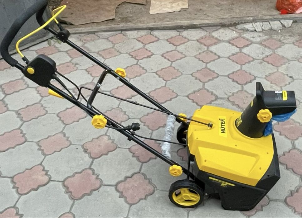 Продам снегоуборочную машину.