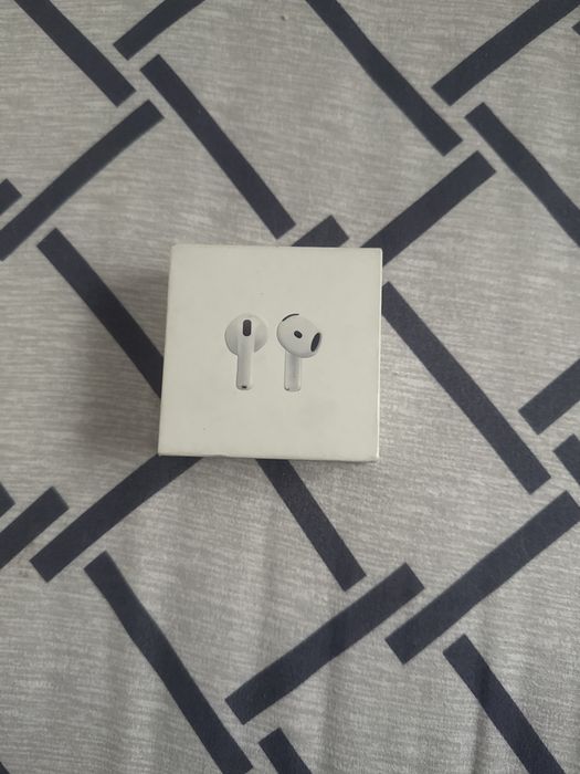 Airpods 4 aproape noi