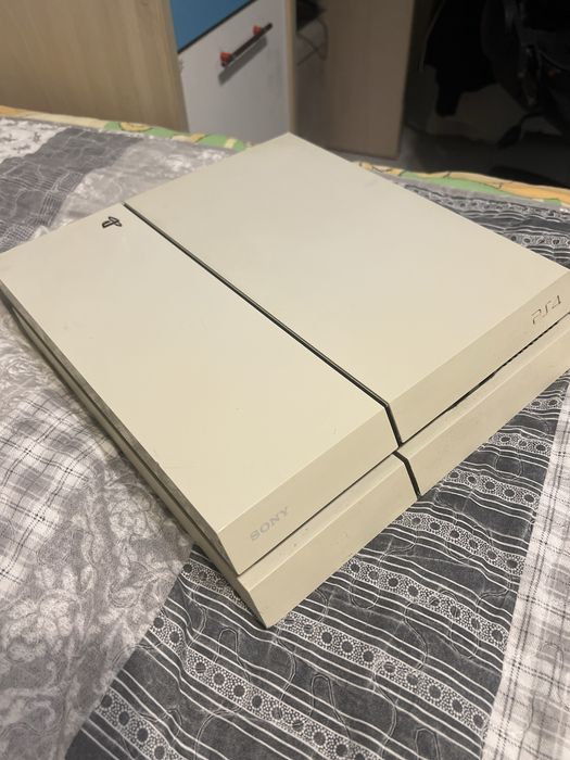 Ps4 cu 2 manete si 8 jocuri