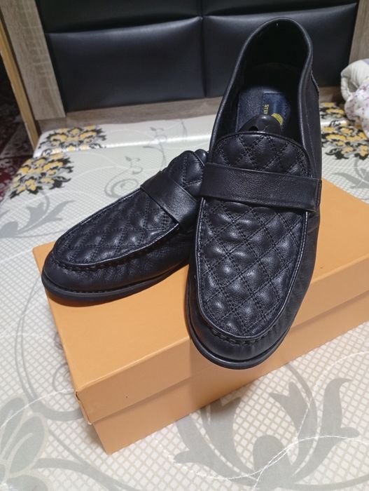 italita toza kõja oyoğda yumshiq yengilgina  turadi