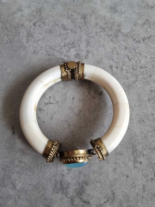 гривна във винтидж стил със син камък