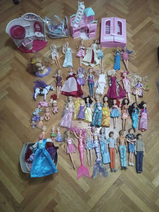 Papusi si accessories,dulap Barbie,coafor