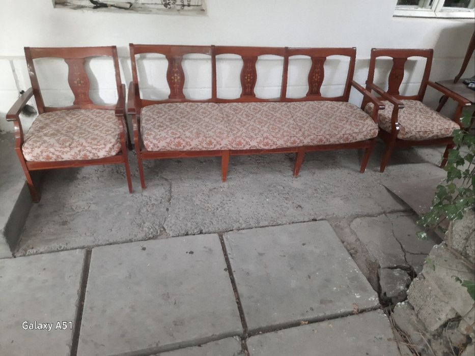 Продается диван и два кресла