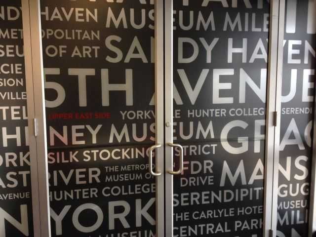 Autocolant tip perforat (window graphics) pentru colantare magazine