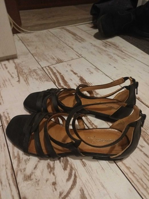 Продавам дамски сандали естествена кожа 36 номер