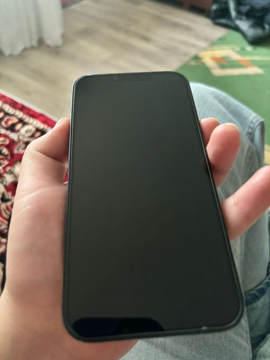 Айфон 13 в темно-синем цвете