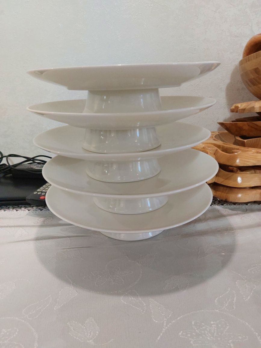 Продам форфоровый белый тортница