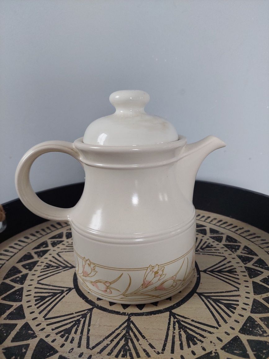 Ceainic vechi din ceramică