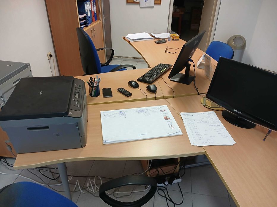 Две офис бюра + странични плотове + контейнер