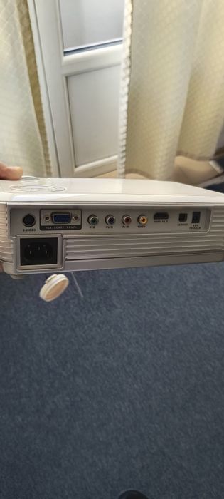 Vând videoproiector, pentru piese.